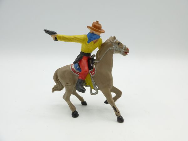 Heimo Bandit riding, firing to the back, yellow shirt
