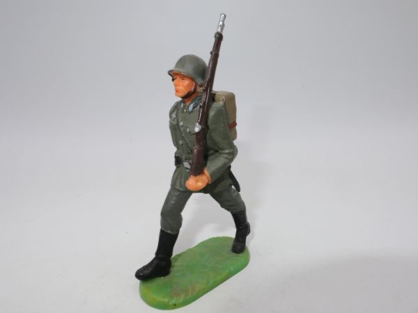Elastolin 7 cm Deutsche Wehrmacht 1939: Soldat im Marsch mit Tornister