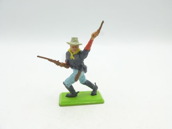 Britains Deetail Private 7th Cavalry advancing, firing pistol + rifle