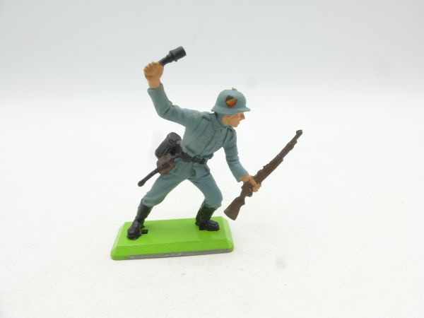 Britains Deetail German soldier with stick grenade + rifle (with emblem)