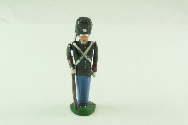 Reisler Guardsman, rifle at side - movable arm