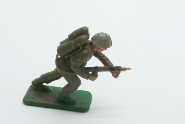 Crescent American soldier, storming with rifle