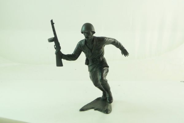 Soldat vorgehend mit Maschinenpistole (vermutl. Marx), 14 cm