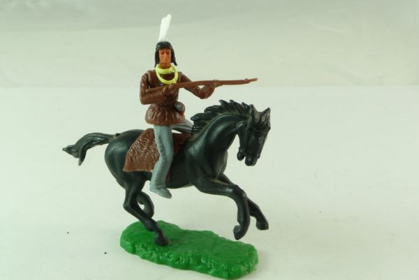 Elastolin Indian riding, firing with rifle + knife