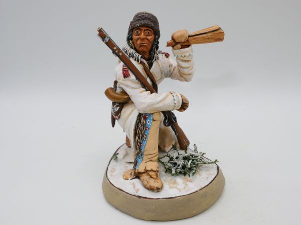 Indian sitting/kneeling with rifle + horn, total height 9 cm, material resin