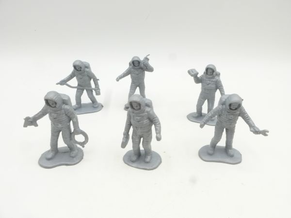 Group of astronauts, silver (6 figures), height approx. 5.5 cm