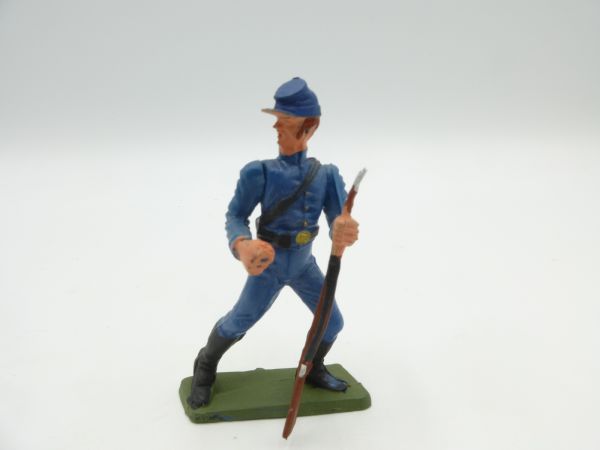 Starlux Union Army soldier holding rifle
