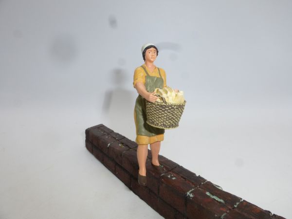 Preiser 7 cm Frau mit Korb voll Holz - ohne Bodenplatte