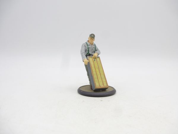 Soldat mit Kiste (Metall WK Figur, ca. 5/6 cm Serie)
