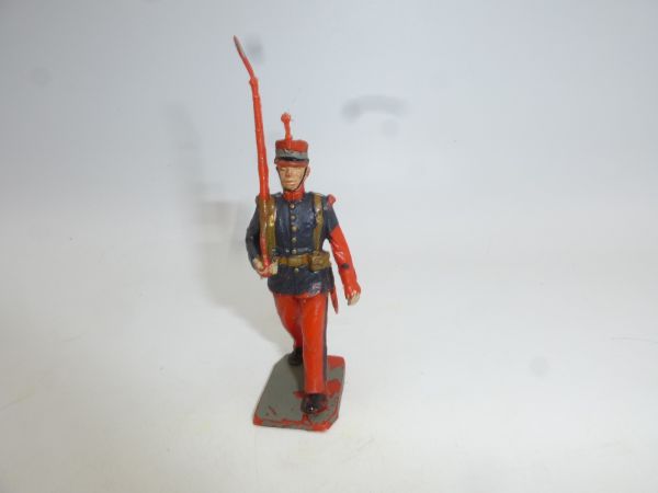 Soldier, bayonet shouldered (Spanish manufacturer) - used