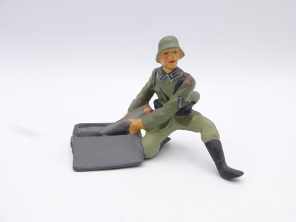 Lineol German soldier with ammunition box + gun cartridge