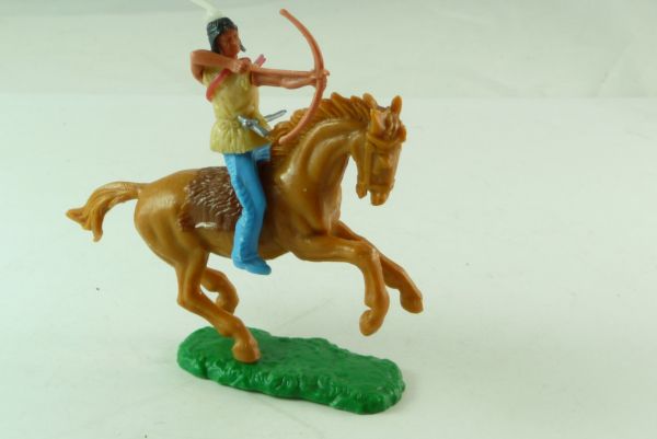 Elastolin Indian riding, shooting with bow + tomahawk