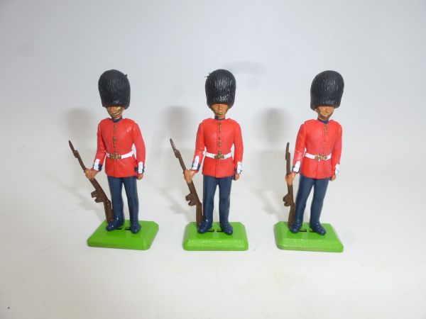Britains Deetail 3 Guards, rifle sideways