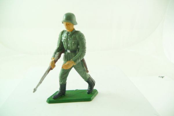 Starlux German soldier going ahead with rifle