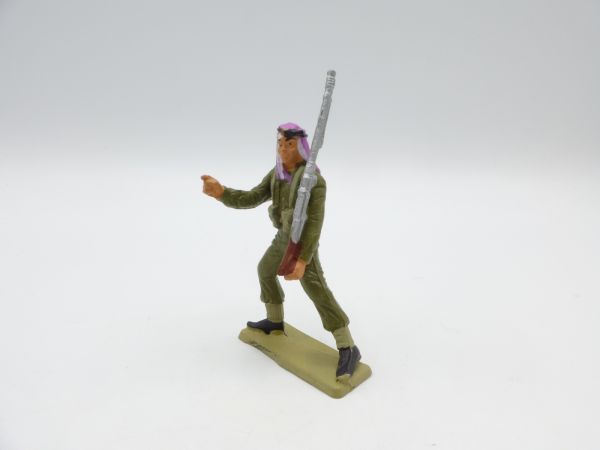 Starlux Arabian warrior in khaki outfit standing, rifle shouldered