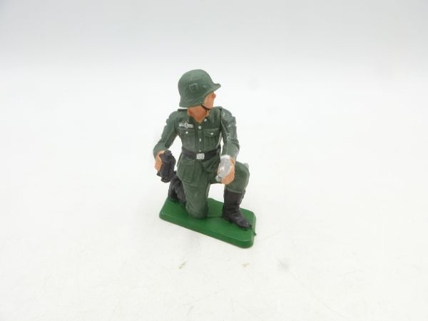 Starlux German soldier kneeling with pistol + field glasses, V16