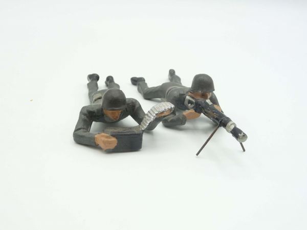 Leyla 2 German soldiers lying with gun / ammunition - very good condition