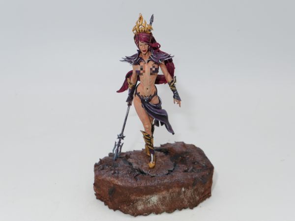 Female warrior with spear, height approx. 6 cm - fantastic painting