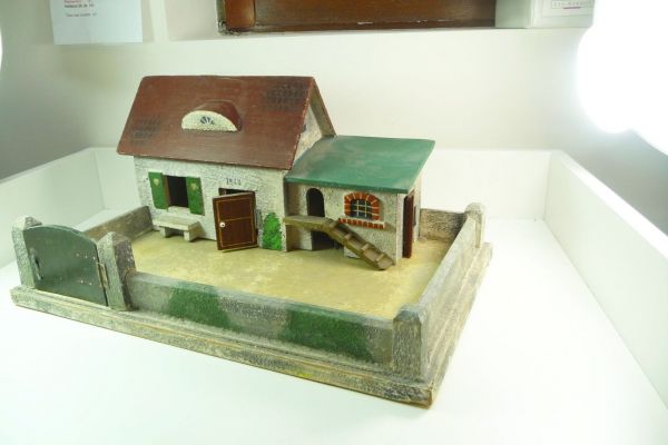 Large farmhouse with stable building on base plate (wood)