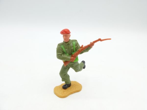 Timpo Toys Engländer laufend, Gewehr vor dem Körper, rotes Barett