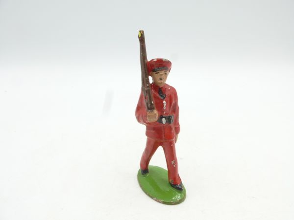 Soldier walking, rifle shouldered, height approx. 5,5 cm
