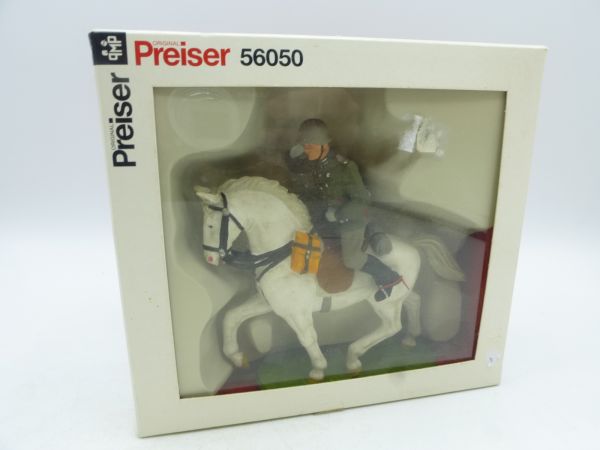 Preiser 7 cm Wehrmacht 1939: officer greeting on pacing horse