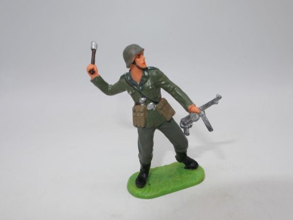 Elastolin 7 cm German Wehrmacht 1939: Rifleman throwing hand grenade, No. 10091