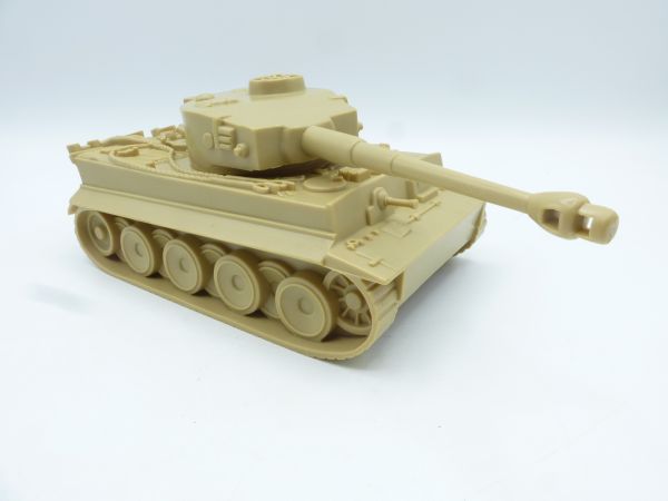 Classic Toy Soldiers 1:32 (CTS) Tank, beige, suitable for Airfix, Matchbox, or similar.