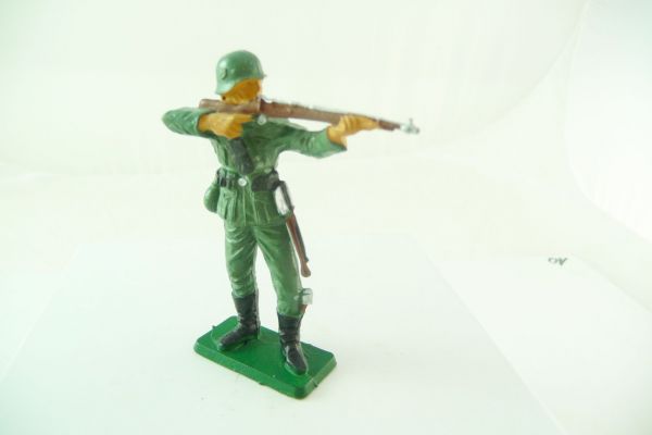 Starlux German soldier, firing with rifle