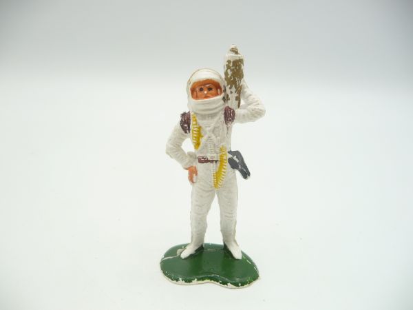 Astronaut with weapon on his shoulder, 6 cm (made in HK)