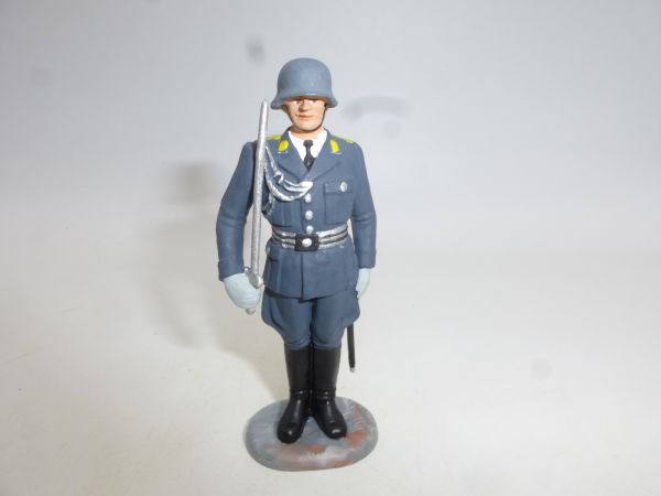 Preiser 7 cm Luftwaffe officer with sabre