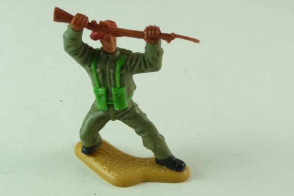Timpo Toys Engländer mit rotem Barett, Gewehr über dem Kopf