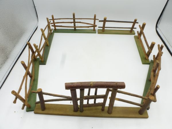 Large wooden gate with entrance (7 pieces)