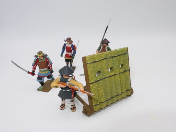 4 Samurais hinter Barrikade (Figuren ca. 5 cm)