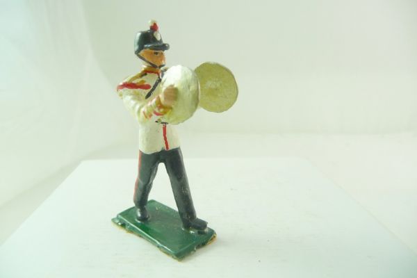 Marching band; musician with cymbal (of metal, similar to Britains)