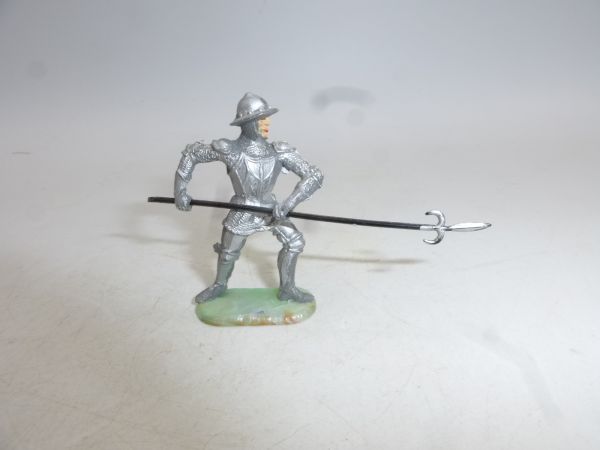 Elastolin 4 cm Knight defending, No. 8936 - early figure on base of nacre