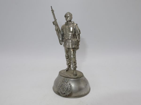 Modern soldier on plinth (total height 11 cm), made in England "ER"