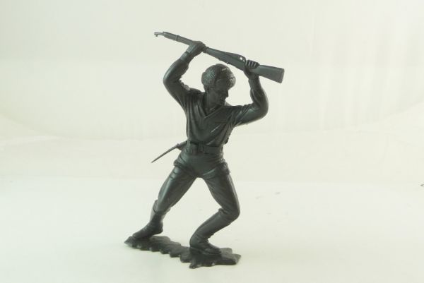 Russischer Soldat mit Gewehr zuschlagend (vermutl. Marx), 14 cm
