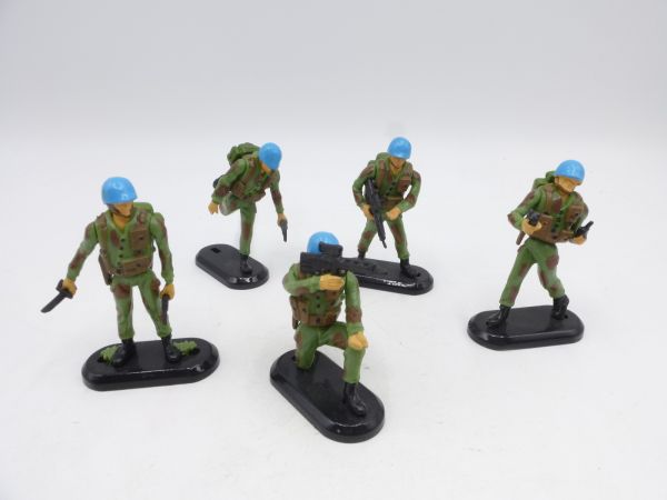 Britains Deetail Group of blue helmet soldiers (5 different figures)