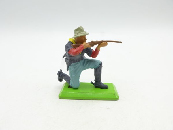 Britains Deetail Private 7th Cavalry kneeling, firing