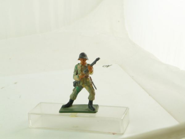 Starlux Soldier with rifle