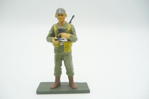 US soldier standing with writing pad + field glasses - great painting