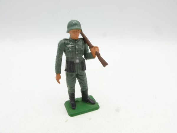 Starlux German soldier, rifle shouldered