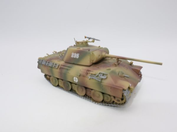 Metal tank, painted, total length 11 cm