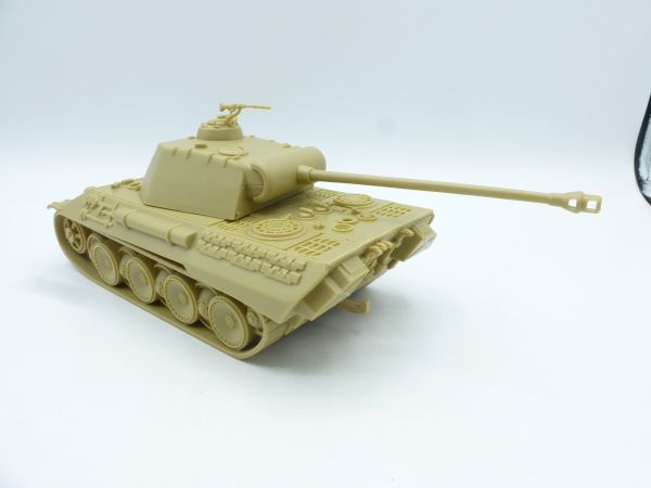 Classic Toy Soldiers 1:32 (CTS) Tank, beige, suitable for Airfix, Matchbox, or similar.