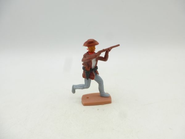 Plasty Trapper walking with rifle + pistol