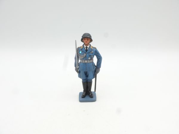 King & Country Luftwaffe, Officer marching with sword, LW 008