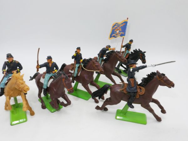 Britains Deetail Set of 7th cavalry soldiers on horseback (6 figures)