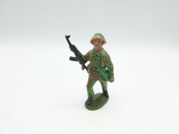 Soldier (camouflage), machine gun at his hip