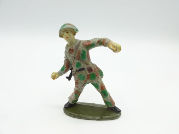 Soldier (camouflage), throwing hand grenade